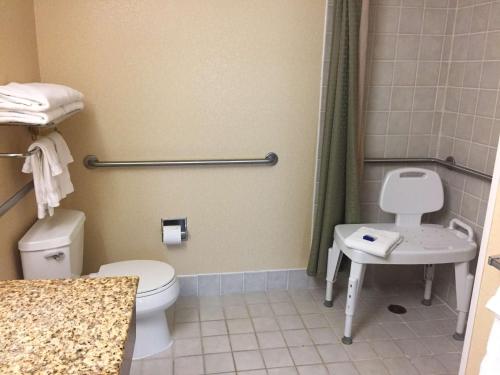 Un baño de Best Western PLUS Hannaford Inn & Suites