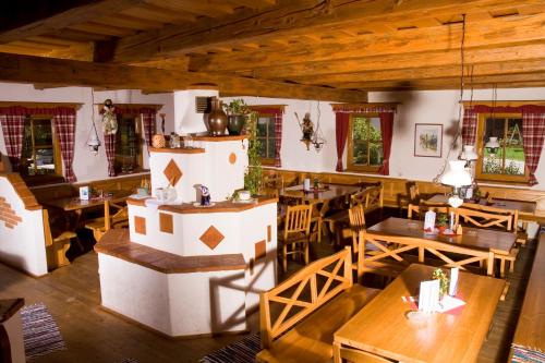 an overhead view of a restaurant with tables and chairs at Frühstückspension Kleinschuster in Burgau