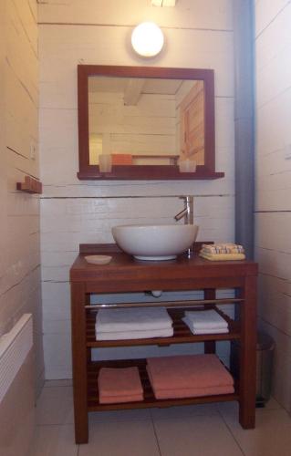 une salle de bain avec un lavabo et un miroir dans l'établissement Albaria Lodge, à Saint-Florent