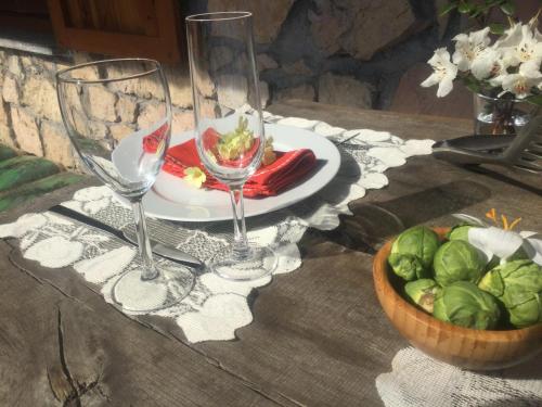 una mesa con dos copas de vino y un plato de comida en Brusisch 1638 Cottage, en Osmate Lentate