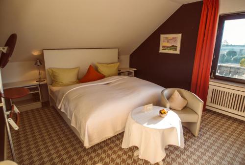 A bed or beds in a room at Lindenhof Hotel Tepe