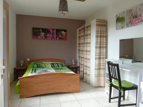 a bedroom with a bed and a desk and a chair at Le gite de Cristal proche Bugarach in Granès