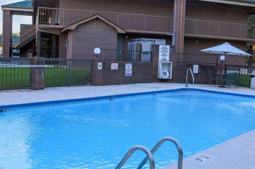 a large blue swimming pool in front of a building at Quality Inn in Wilkesboro