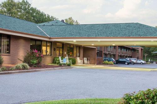 ein Gebäude mit einem Parkplatz davor in der Unterkunft Quality Inn in Wilkesboro