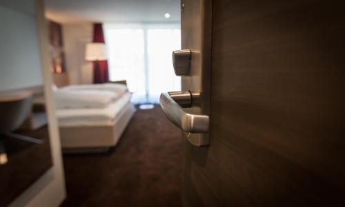 Ένα ή περισσότερα κρεβάτια σε δωμάτιο στο Bollenhuthotel Kirnbacher Hof