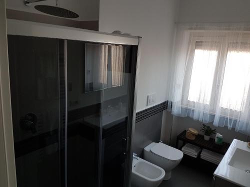un bagno con doccia, WC e lavandino di Mary's Penthouse a Lido di Ostia