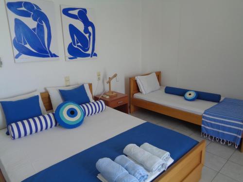 列塔斯的住宿－Gaitani Studios，蓝色和白色的客房内的两张床