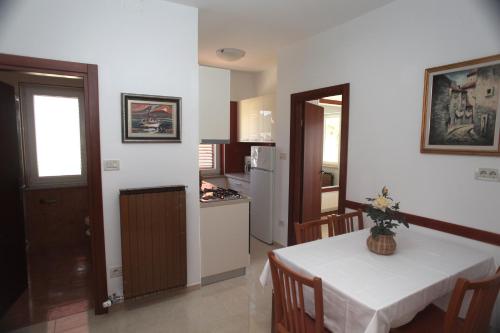 O bucătărie sau chicinetă la Cres Sučić Apartments