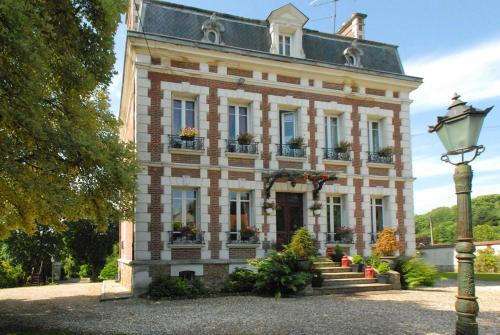 a large brick building with a street light in front of it at Le Domaine des Prés du Hom in Bézu-Saint-Éloi