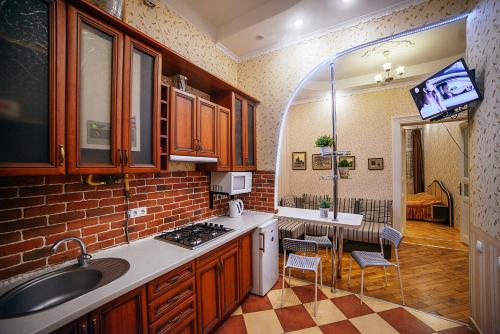 uma cozinha com um lavatório e uma bancada em Sudorak Apartments em Lviv
