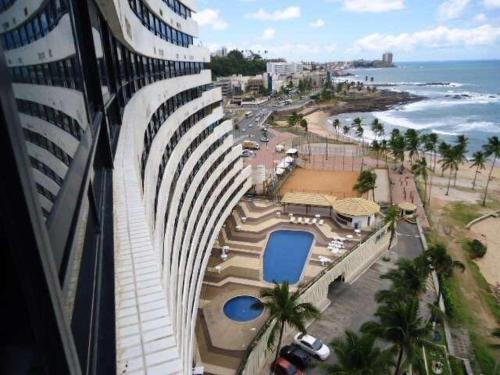 un edificio con vistas a la playa y al océano en Flat em Ondina (ap.404), en Salvador