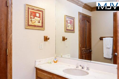 een badkamer met een wastafel en een spiegel bij Chateau Bernina in Lake Arrowhead