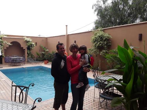 La alberca dentro o cerca de Riad Anma