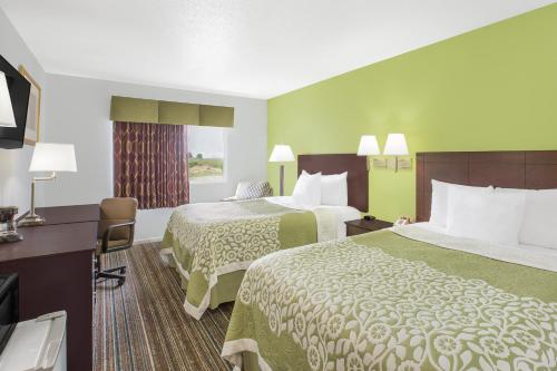 Ένα ή περισσότερα κρεβάτια σε δωμάτιο στο Days Inn by Wyndham York