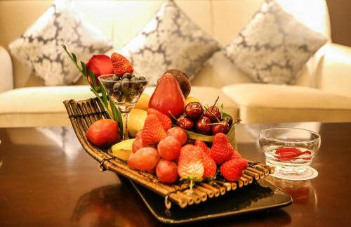 a basket of fruit sitting on a table at Your World International Conference Centre Hotel in Yiwu