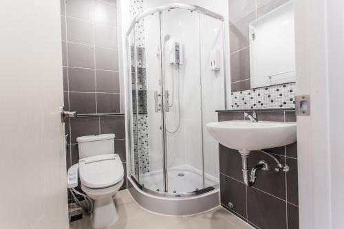 Bilik mandi di Morino Hotel Si Racha