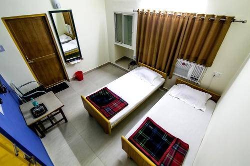 an overhead view of a bedroom with two beds at Hotel Akashdeep in Rānchī