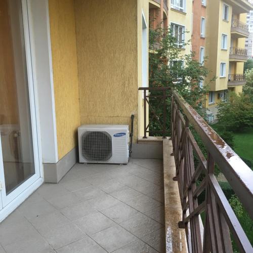 un climatiseur posé sur le balcon d'un immeuble dans l'établissement Alex Apartment Sofia, à Sofia