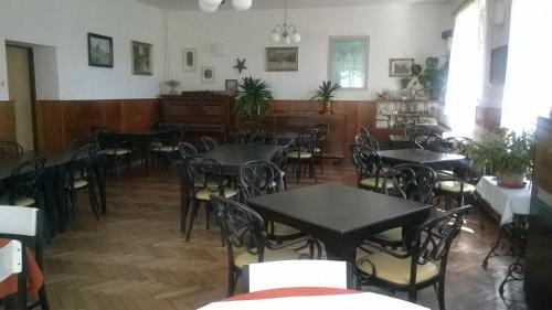 ein Restaurant mit Tischen und Stühlen in einem Zimmer in der Unterkunft Kralicka Chata in Staré Město
