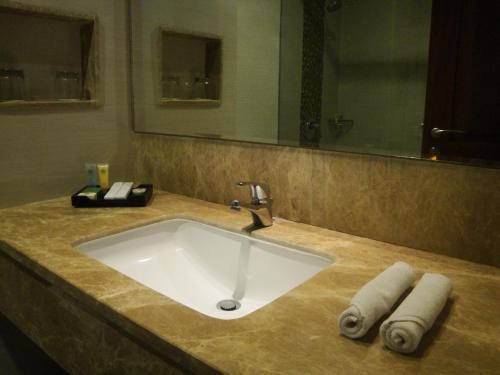 ein Waschbecken im Bad mit Handtüchern darauf in der Unterkunft Hotel on The Rock in Kupang