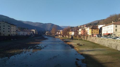 a river in the middle of a city with buildings at Il Vecchio Comune in Santa Sofia