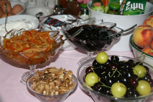 a table topped with bowls of different types of food at Boutique Hotel Kentrikon & Bungalows in Agios Ioannis Pelio