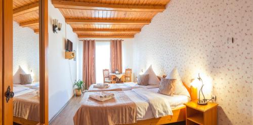 a bedroom with a large bed in a room at Pensiunea Faur in Sebeş