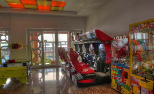 a room with two arcade games in a room at Hotel & Spa Entremares in La Manga del Mar Menor