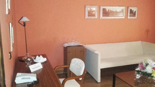 a living room with a couch and a table at Balneario de Ledesma in Vega de Tirados
