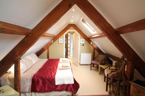 um quarto com uma cama num sótão em The George Inn em Wells