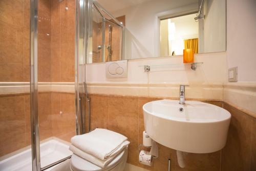 a bathroom with a sink and a shower and a toilet at Bbqueen in Rome