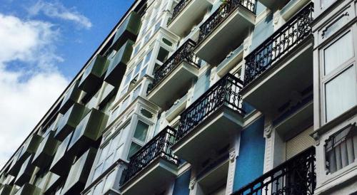 un edificio con balcones en un lateral en Pension Martinez, en Bilbao