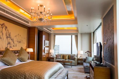 Ένα ή περισσότερα κρεβάτια σε δωμάτιο στο Shangri-La Yangzhou
