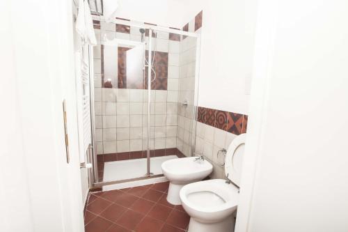 a bathroom with two toilets and a shower at B&B del Massimo in Palermo