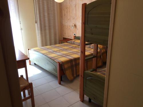 ein Schlafzimmer mit einem Bett und einem Etagenbett in der Unterkunft Al Garibaldino in Posina