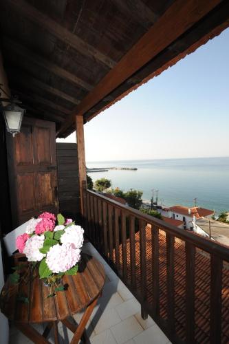 a balcony with a table with flowers on it at Boutique Hotel Kentrikon & Bungalows in Agios Ioannis Pelio