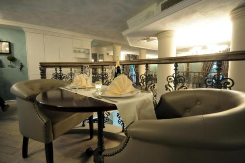 Restoran atau tempat lain untuk makan di Luxury Rooms Minjon
