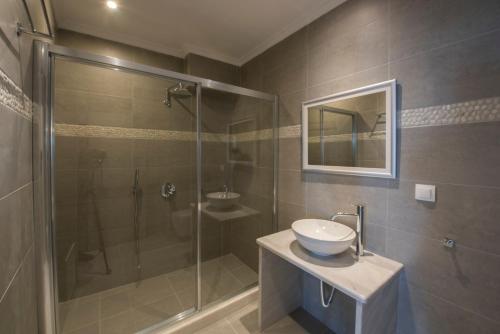 Un baño de Rose Suites