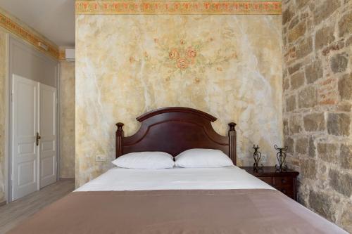斯普利特的住宿－彼得拉羅薩旅館，一间卧室配有一张石墙床