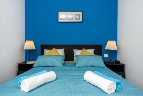 - une chambre bleue avec un lit et 2 oreillers dans l'établissement Studio Apartment Gina, à Trogir