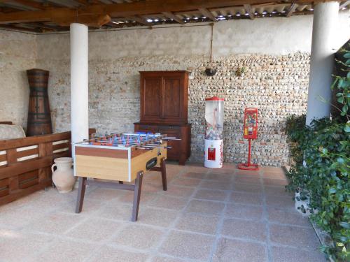 Habitación con mesa de ping pong y máquina en La Torre del Falco, en San Vito al Tagliamento