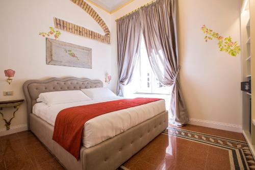 Giường trong phòng chung tại Trastevere Royal Suite