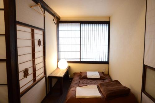 Tempat tidur dalam kamar di Guest House KuKu