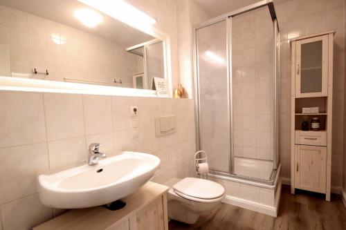 ビンツにあるVilla Vogelsang by Rujanaのバスルーム(洗面台、トイレ、シャワー付)