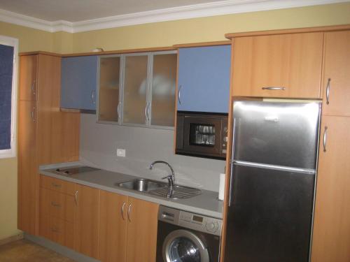 eine Küche mit einem Kühlschrank aus Edelstahl und einer Spüle in der Unterkunft Apartamento Santa Cruz de Tenerife in Santa Cruz de Tenerife