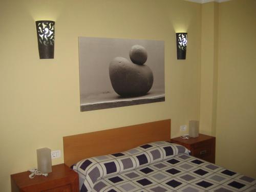 ein Schlafzimmer mit einem Bett und einem Wandgemälde in der Unterkunft Apartamento Santa Cruz de Tenerife in Santa Cruz de Tenerife