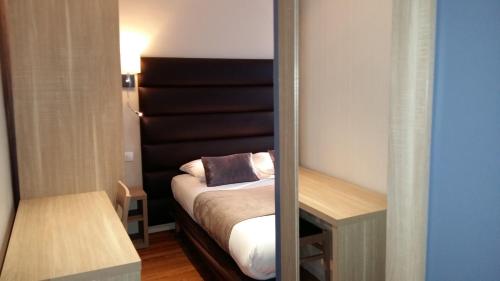 Postel nebo postele na pokoji v ubytování Hotel Napoléon