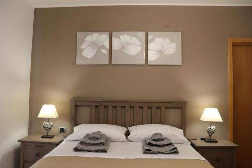 モンテスカリオーゾにあるHabitansのベッドルーム1室(壁に3枚の写真が飾られたベッド1台付)