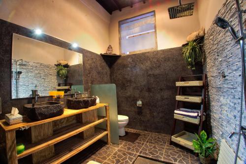 a bathroom with two sinks and a toilet at La Bella Vita Residence in Seminyak