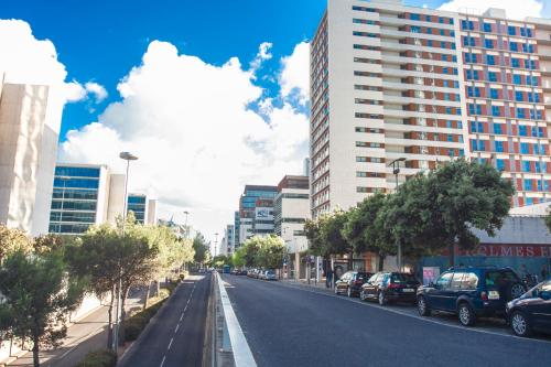 een lege straat in een stad met gebouwen bij Oriente 57 Housing by APT IIN in Lissabon